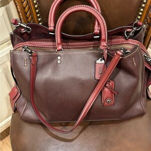 Coach 1941 Rogue 39 XL 21036 RARE
Oxblood Leather Triple Compartment